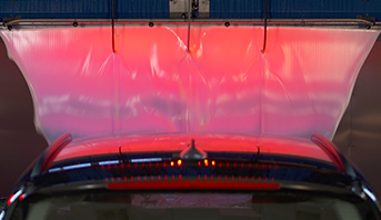 FoamSensation überzieht das Fahrzeug mit einem geschlossenen, farbig beleuchteten Schaumvorhang